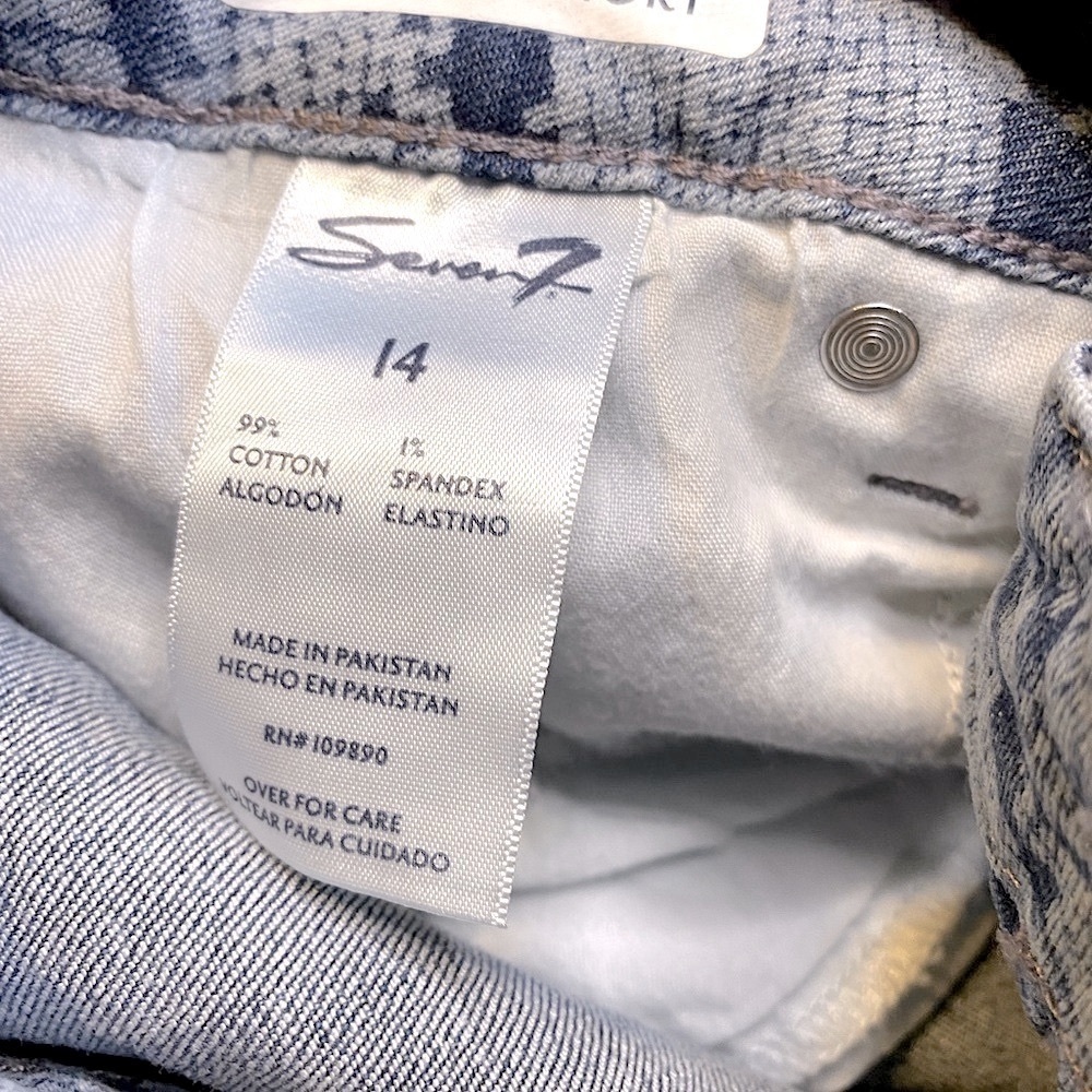 NWT Seven7 Weekend Denim Shorts Indigo Python Print Size 14 - Picture 7 of 11